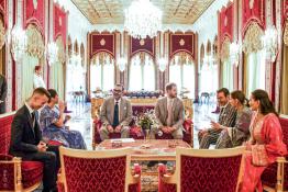 Image du Maroc Professionnelle de  Sa Majesté le Roi Mohammed VI accompagné de la famille royale pose avec  le prince britannique Harry et son épouse Meghan-Duchesse de Sussex à Rabat, Lundi 25 février 2019. De gauche à droite, le prince héritier du Maroc, Moulay Hassan, Meghan-Duchesse de Sussex, le prince britannique Harry, le roi du Maroc Mohammed VI, le prince Moulay Rachid, la princesse Lalla Meryem et la princesse Lalla Hasnaa. (Photo/ SPPR) via Jalilbounhar.com

 